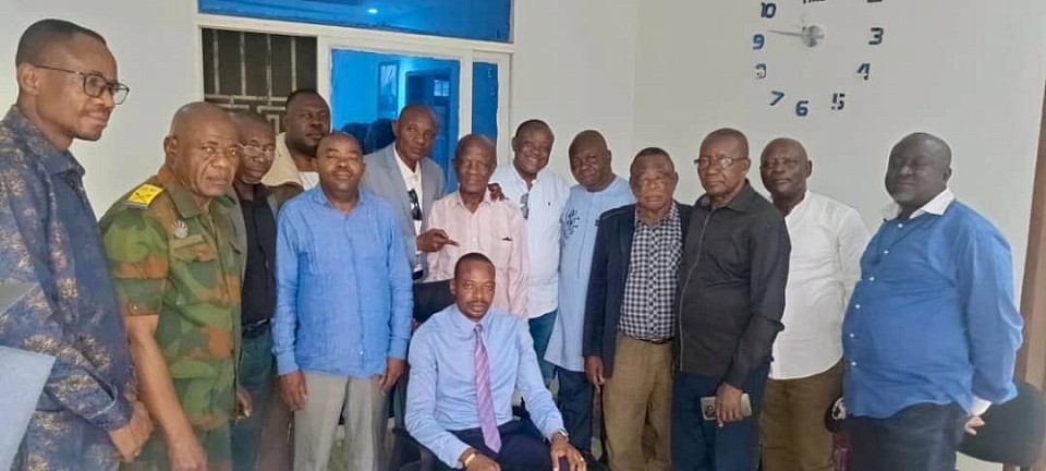 ImageEUJC RADIO KONGOLO INFO ------------------------------------- EUJC KINSHASA : Synthèse de la réunion provinciale de l'E.U.J.C à Kinshasa Aujourd'hui mercredi, une réunion importante s'est tenue sous la direction du Directoire et en présence du Secrétaire Général de l'Église Universelle de Jésus-Christ (E.U.J.C). L'objectif était de décider de l'avenir de la direction provinciale. Suite à la suspension du représentant provincial sortant, et comme il était absent pour raisons de santé lors de la passation de pouvoir, un représentant par intérim a été nommé. Cette décision a été prise pour garantir la continuité et la bonne gestion des activités de l'Église dans la province. L'E.U.J.C réaffirme son engagement à maintenir l'ordre, la communion fraternelle et le bon fonctionnement de ses structures.